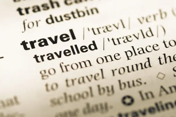 Gros plan sur la vieille page du dictionnaire anglais avec word travel — Photo
