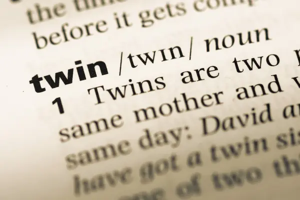 Gros plan sur la vieille page du dictionnaire anglais avec word twin — Photo