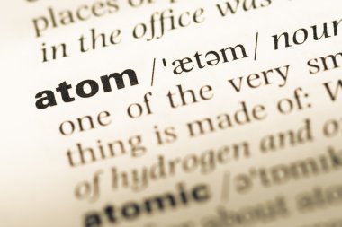 Eski İngilizce sözlük sayfası ile kelime atom yakın çekim