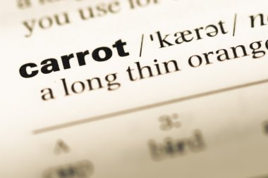 Eski İngilizce sözlük sayfası word havuç ile yakın çekim