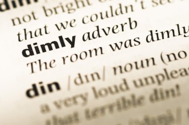 Word ile eski İngilizce sözlük sayfasının loş yakın çekim