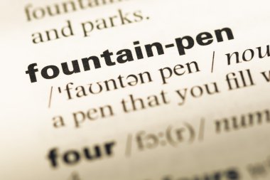 Eski İngilizce sözlük sayfası word dolma kalem ile yakın çekim