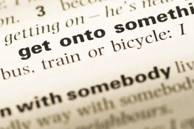 Eski İngilizce sözlük sayfası içine kelime almak ile yakın çekim