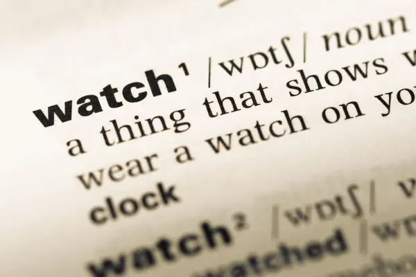 Tutup halaman kamus bahasa Inggris lama dengan jam tangan kata — Stok Foto