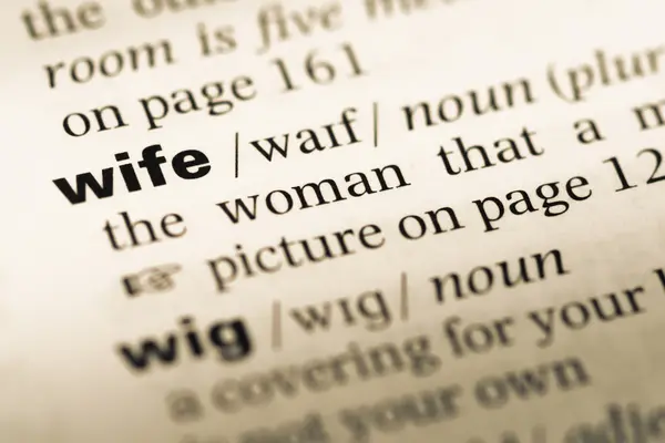 Закрыть страницу старого английского словаря со словом wife — стоковое фото