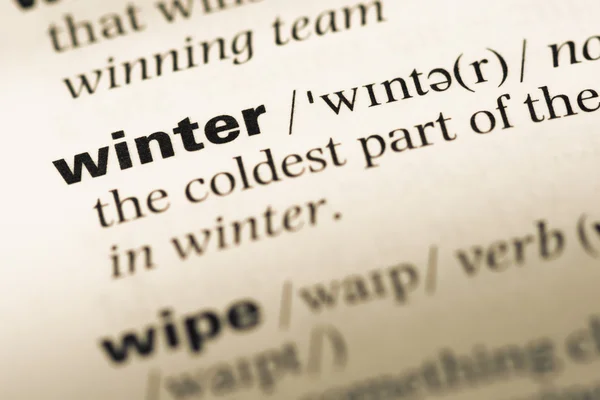 오래 된 영어 사전 페이지 단어 겨울의 클로즈업 — 스톡 사진