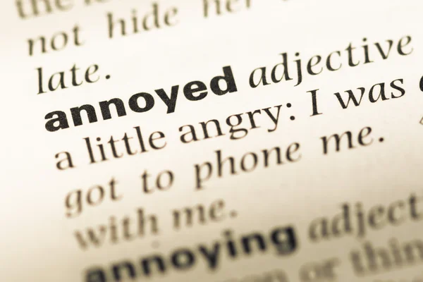 Fechar a página do dicionário de Inglês antigo com a palavra irritado — Fotografia de Stock