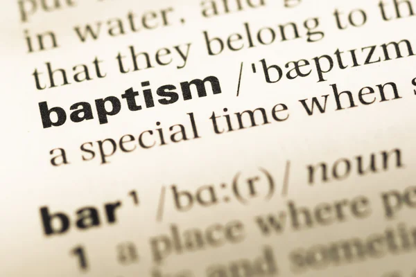 Close up de página de dicionário de Inglês antigo com batismo de palavra — Fotografia de Stock