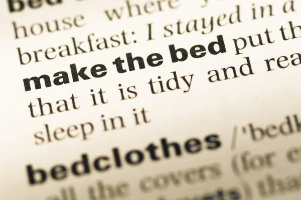 Primer plano de la página del diccionario Inglés antiguo con la palabra hacer la cama —  Fotos de Stock