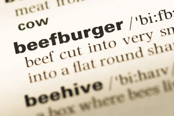 Primer plano de la página del diccionario inglés antiguo con palabra beefburger — Foto de Stock
