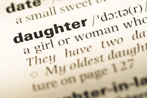 Gros plan sur la vieille page du dictionnaire anglais avec word daughter — Photo