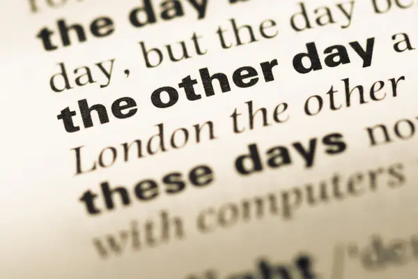 Κοντινό πλάνο παλιό αγγλικό λεξικό σελίδα με το word την άλλη μέρα — Φωτογραφία Αρχείου