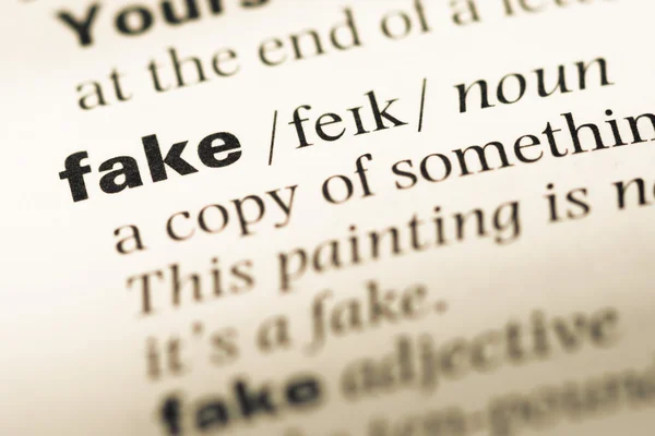 Gros plan sur la vieille page du dictionnaire anglais avec word fake — Photo