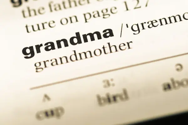 Gros plan sur la vieille page du dictionnaire anglais avec word grandma — Photo