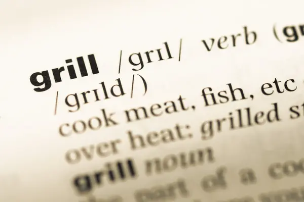 Fechar a página do dicionário de Inglês antigo com grill palavra — Fotografia de Stock