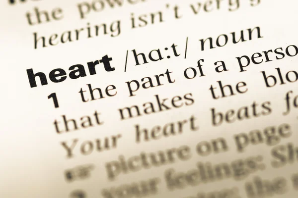 Близько від старого англійського словника сторінки слово серцем — стокове фото