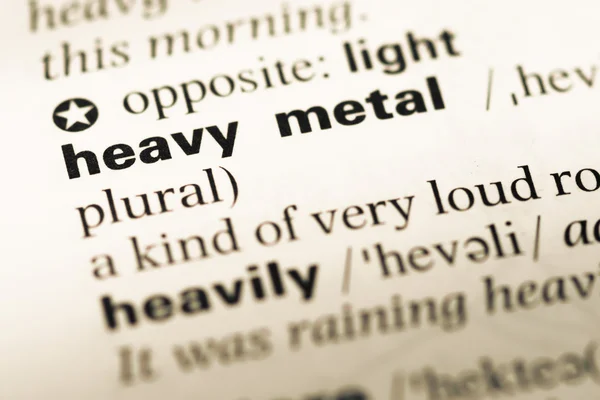 Close up de página de dicionário de Inglês antigo com palavra heavy metal — Fotografia de Stock