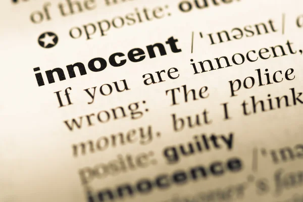 Fechar a página do dicionário de Inglês antigo com a palavra inocente — Fotografia de Stock