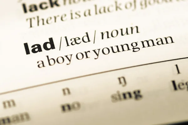 Закрыть страницу старого английского словаря со словом lad — стоковое фото