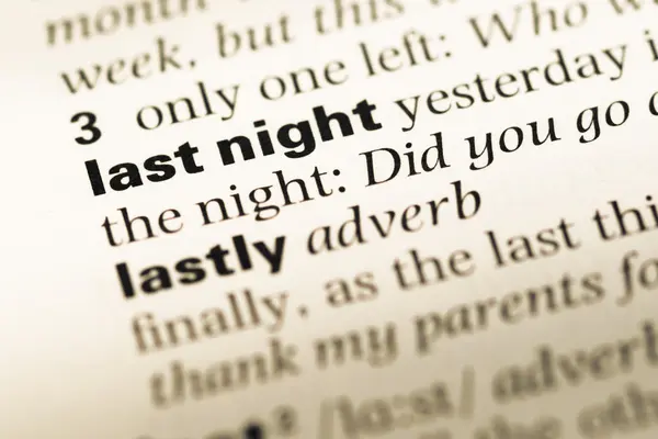 Fechar a página do dicionário de Inglês antigo com palavra ontem à noite — Fotografia de Stock