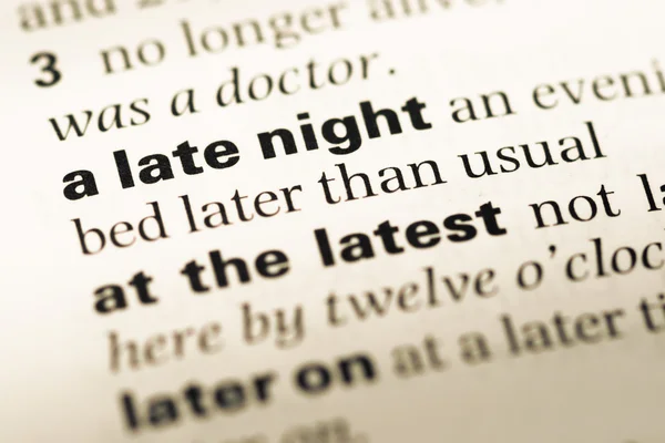 Close up de página de dicionário de Inglês antigo com palavra uma noite tardia — Fotografia de Stock