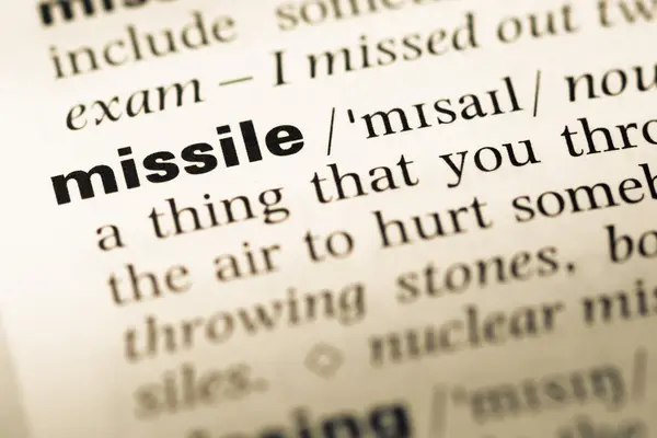 Close up della vecchia pagina del dizionario inglese con word missile — Foto Stock