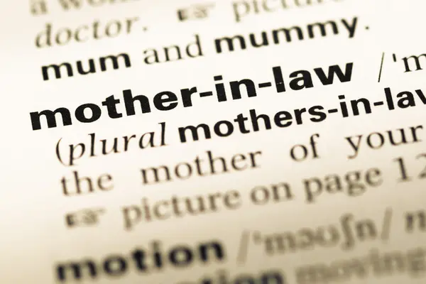 Близько від старого англійського словника сторінку з слово матері в законі — стокове фото