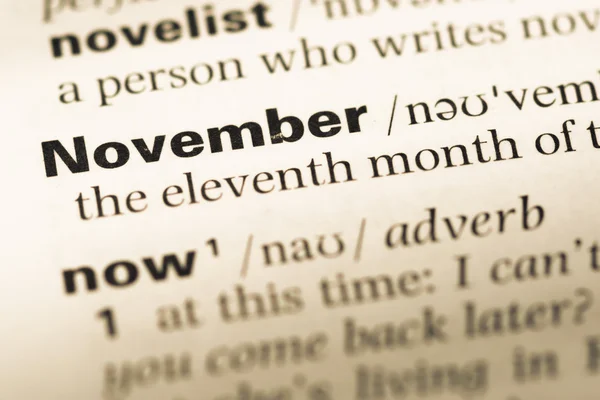 Närbild på gamla engelska ordlista sida med ord november — Stockfoto