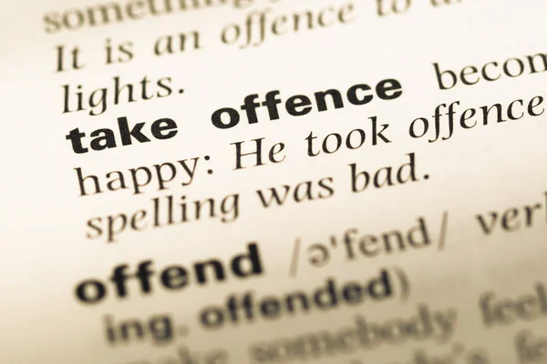 Chiudi la pagina del vecchio dizionario Inglese con la parola offenditi — Foto Stock