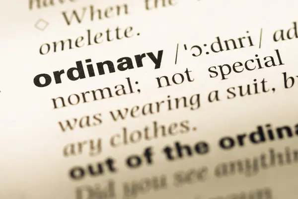 Fechar a página do dicionário de Inglês antigo com palavra ordinária — Fotografia de Stock