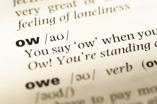 Fechar a página do dicionário de Inglês antigo com a palavra ow — Fotografia de Stock