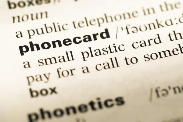 Nahaufnahme der alten englischen Wörterbuchseite mit Word Phonecard — Stockfoto