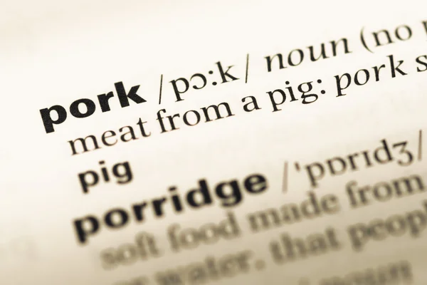 단어 돼지고기와 오래 된 영어 사전 페이지 닫습니다 — 스톡 사진