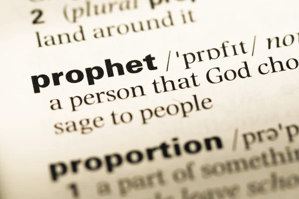 Primer plano de la página del diccionario inglés antiguo con word prophet — Foto de Stock
