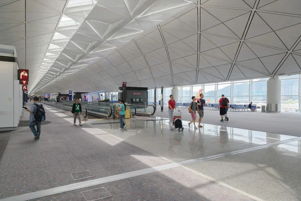 Hong Kong, Kína - július 14: A repülőtér fő lobbyban 2014. július 14., Kínában, Hong Kong, az utasok. A hongkongi repülőtér kezeli a több mint 70 millió utas / év. — Stock Fotó