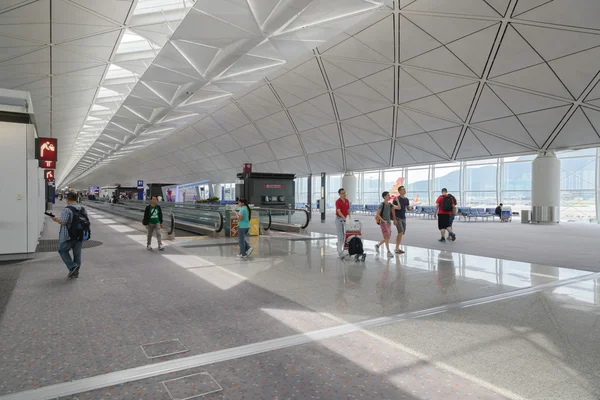 Hong Kong, China - 14 juli: Passagiers in de centrale hal van de luchthaven op juli 14, 2014 in Hong Kong, China. Het vliegveld van Hong Kong verwerkt meer dan 70 miljoen passagiers per jaar. — Stockfoto