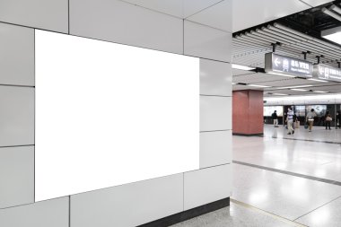 Biri büyük yatay / peyzaj platform arka plan ile modern beyaz duvar üzerinde Yönlendirme boş billboard