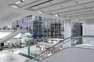 Hong Kong, Çin - 14 Nisan: Yolcular Havaalanı ana lobide 14 Nisan 2014 tarihinde Hong Kong, Çin. Hong Kong Havaalanı 70 milyondan fazla yolcu / yıl işleme.