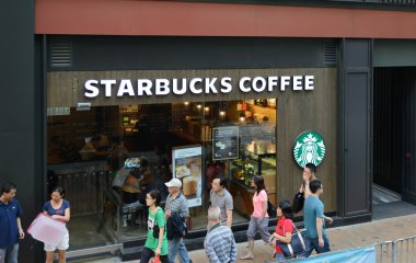 Hong Kong- 8 Eylül: Starbucks Coffee kahvehane Eylül'de 8, 2013 Hong Kong. Starbucks, 58 ülkede 19.435 mağazasıyla dünyanın en büyük kahvehane şirketidir (2012).