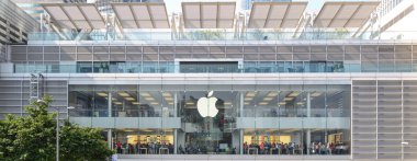 Hong Kong - 11 Haziran: içinde apple store logosu 11 Haziran 2013 tarihinde Hong Kong'da müşteriler. İlk Apple Store Hong Kong, ABD dışındaki 100 yurtdışı mağaza olmak 24 Eylül 2011 tarihinde açıldı