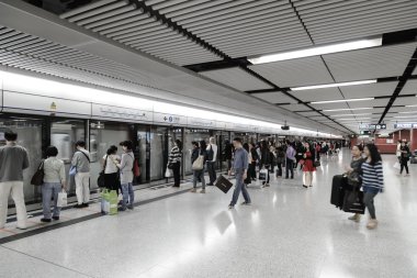 Hong Kong - 25 Ocak: 25 Ocak 2013'te Hong Kong'da metro treni bekleyen kimliği belirsiz kişiler. Mtr, hong kong en popüler ulaşım yapma, toplu taşıma pazarının% 46.4 vardı