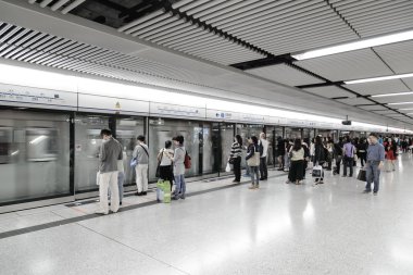 Hong Kong - 25 Ocak: 25 Ocak 2013'te Hong Kong'da metro treni bekleyen kimliği belirsiz kişiler. Mtr, hong kong en popüler ulaşım yapma, toplu taşıma pazarının% 46.4 vardı