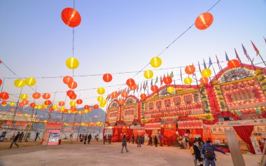 West Kowloon bambu tiyatro Jan 18 2014 tarihinde Hong Kong'da Hong Kong-Ocak 18:decoration. Kantonca opera, dans ve müzik konserleri bir bambu tiyatro adil dahil olmak üzere kültür programdır