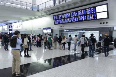 Hong Kong, Çin - 14 Nisan: Yolcular Havaalanı ana lobide 14 Nisan 2014 tarihinde Hong Kong, Çin. Hong Kong Havaalanı 70 milyondan fazla yolcu / yıl işleme.