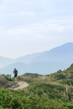 Hong Kong - 8 Ekim: Trekker trekking izinde Dragon geri Hong Kong 8 Ekim 2013. Geri Dragon trail birinde en ünlü trekking iz Hong Kong