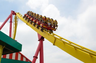 Hong Kong - Haziran 14, 2014: Hong Kong Ocean Park Roller Coaster. Ocean Park Wong Chuk Hang ve Nam Long Shan Hong Kong, Çin Güney Bölgesi bulunmaktadır.