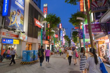 Taipei, Tayvan - Temmuz 9: Ximending District 9 Temmuz 2014 Taipei, Tw. orijinal Japon sömürge yönetiminden sırasında gelişmiş, ilçe şimdi Tayvan'ın moda alt kültür kaynağıdır.