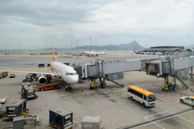 Hong Kong - 16 Mayıs: yükleri Hong Kong havayolu Hong Kong Havaalanı'nda 16 Mayıs 2014 Hong Kong'da kaldırılıyor. Hong Kong Havayolları bölgesinde en çok meşgul oluşumlarından birisi.