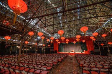 West Kowloon bambu tiyatro Jan 18 2014 tarihinde Hong Kong'da Hong Kong-Ocak 18:decoration. Kantonca opera, dans ve müzik konserleri bir bambu tiyatro adil dahil olmak üzere kültür programdır