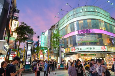 Taipei, Tayvan - Temmuz 9: Ximending District 9 Temmuz 2014 Taipei, Tw. orijinal Japon sömürge yönetiminden sırasında gelişmiş, ilçe şimdi Tayvan'ın moda alt kültür kaynağıdır.